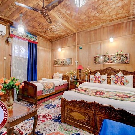 مبيت وإفطار Srīnagar Lake Victoria Houseboats المظهر الخارجي الصورة