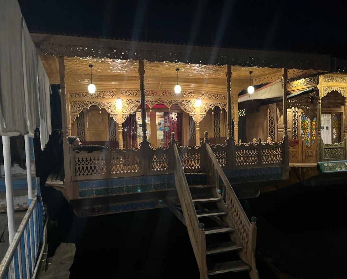 مبيت وإفطار Srīnagar Lake Victoria Houseboats المظهر الخارجي الصورة