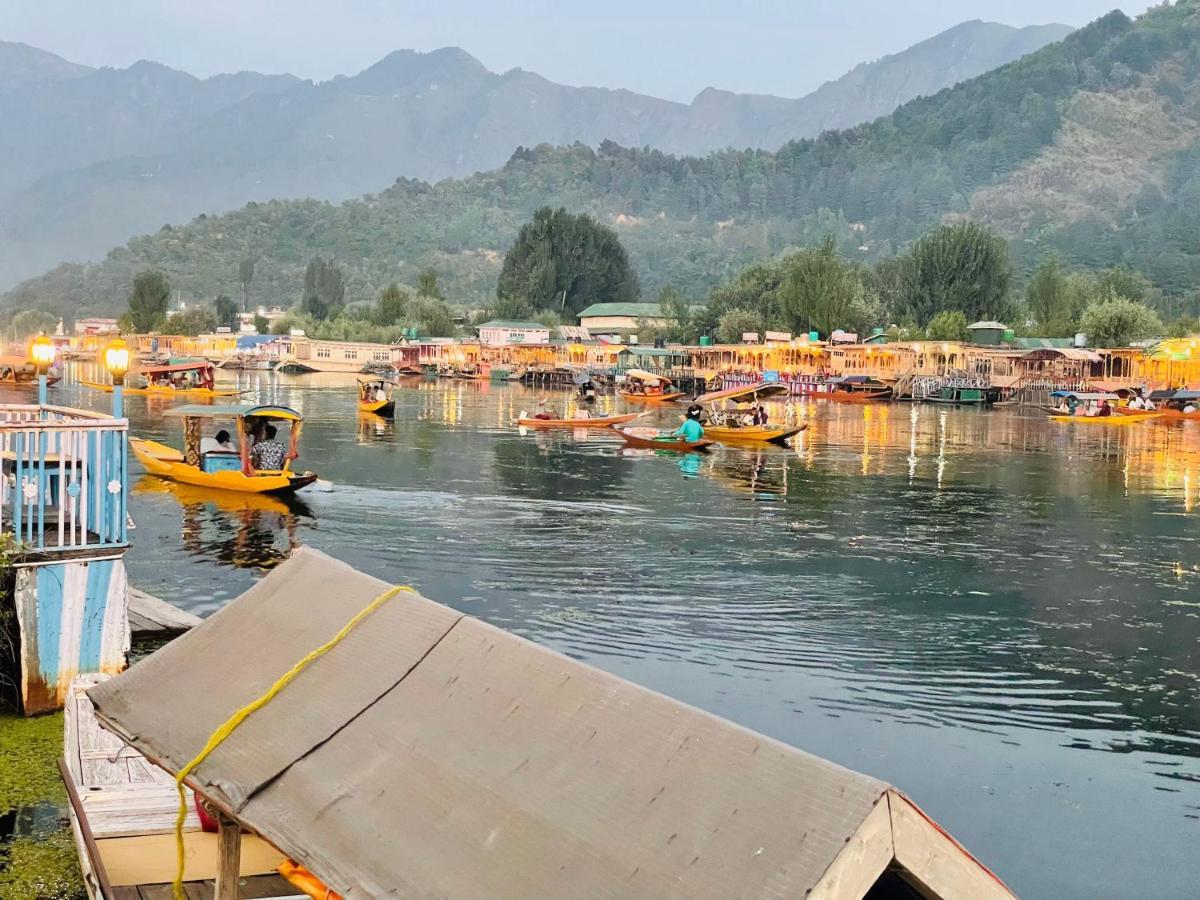مبيت وإفطار Srīnagar Lake Victoria Houseboats المظهر الخارجي الصورة