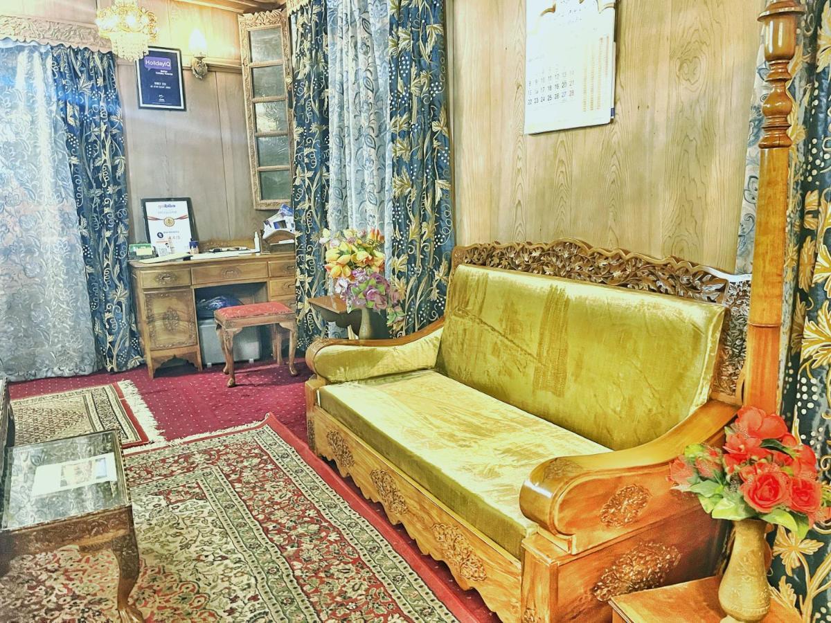 مبيت وإفطار Srīnagar Lake Victoria Houseboats المظهر الخارجي الصورة