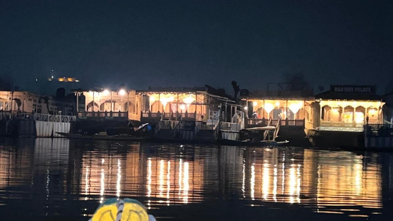 مبيت وإفطار Srīnagar Lake Victoria Houseboats المظهر الخارجي الصورة