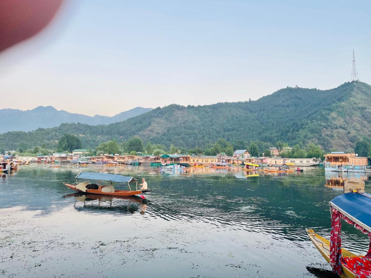 مبيت وإفطار Srīnagar Lake Victoria Houseboats المظهر الخارجي الصورة