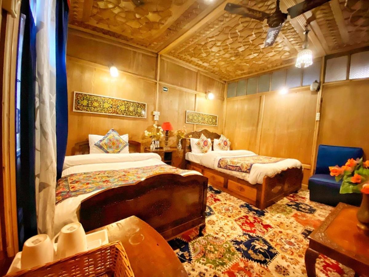 مبيت وإفطار Srīnagar Lake Victoria Houseboats المظهر الخارجي الصورة
